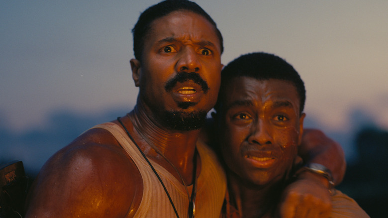 Michael B. Jordan comme l'un des frères Smoke avec un regard horrifié sur son visage dans une scène de Sinners