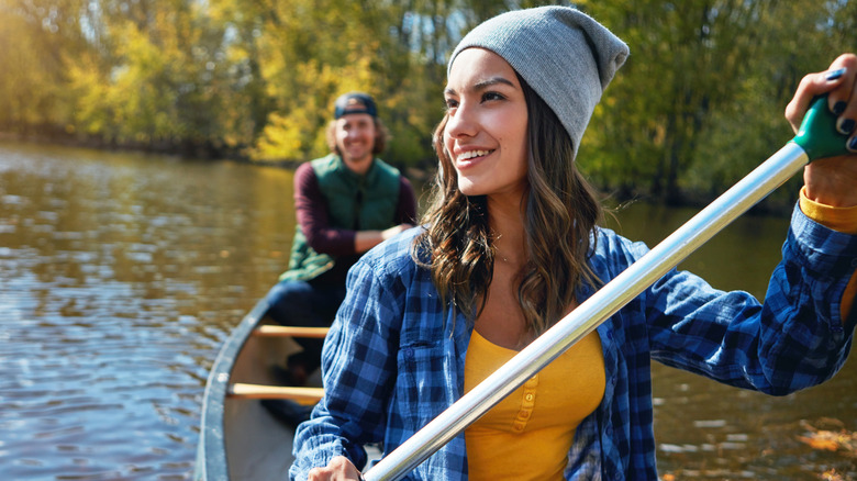 Couper canoë sur un lac