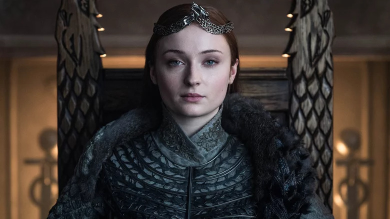 Sansa est assise sur le trône en tant que nouvelle reine du nord dans Game of Thrones