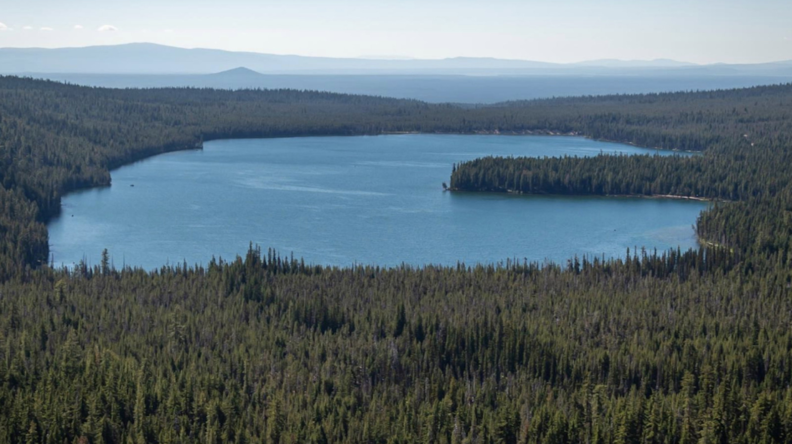 L'un des meilleurs lacs de l'Oregon pour la pêche à la truite propose des campings au bord du lac et des sentiers panoramiques