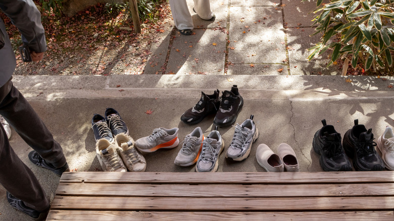 Rangée de chaussures à l'extérieur d'une maison japonaise