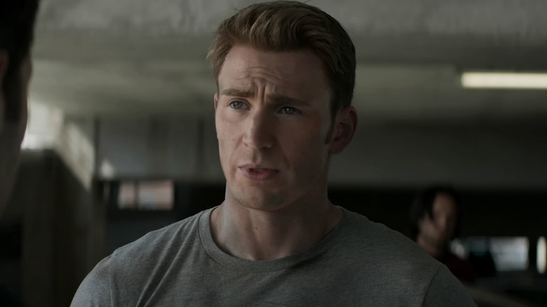 Chris Evans Steve Rogers se tient dans un parking dans la guerre civile de Captain America