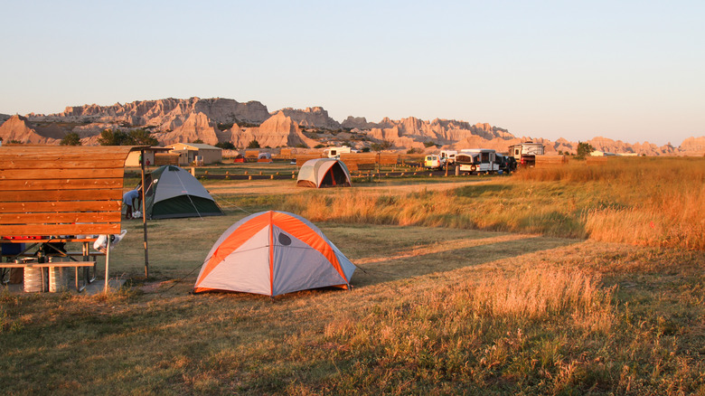 Un camping dans le parc national des Badlands du Dakota du Sud tôt le matin