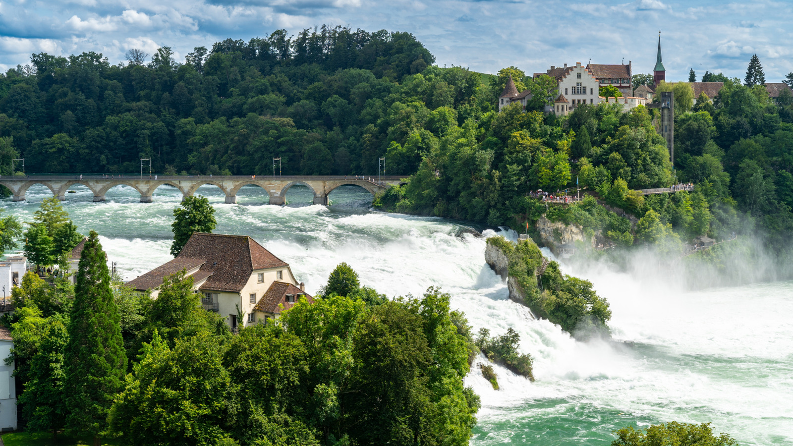 La plus grande et la plus puissante cascade d'Europe possède une beauté inégalée toute l'année en Suisse