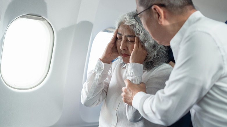 Un passager d'avion à la recherche visiblement malade