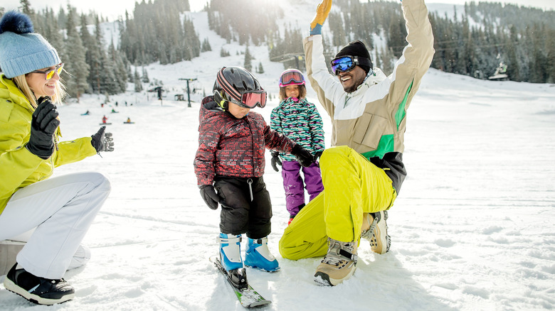 Une famille appréciant le ski de jour