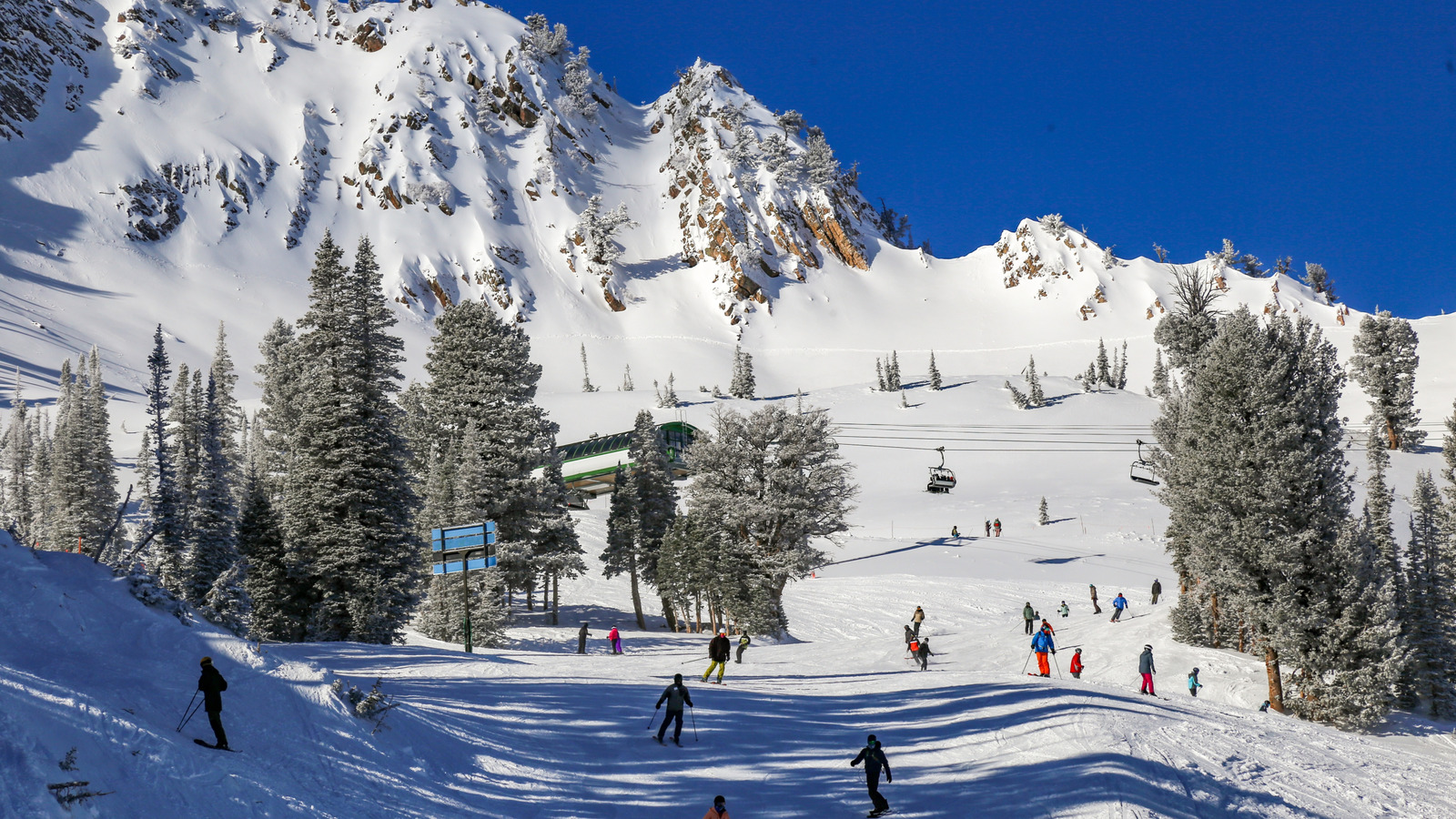 Une magnifique montagne de l'Utah est le lieu de ski ultime avec des courses de niveau olympique