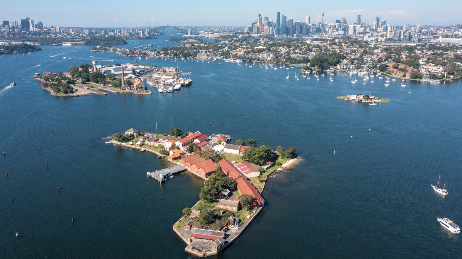 Prenez un ferry pour explorer l'île la plus intrigante de Sydney avec un terrain de camping primé