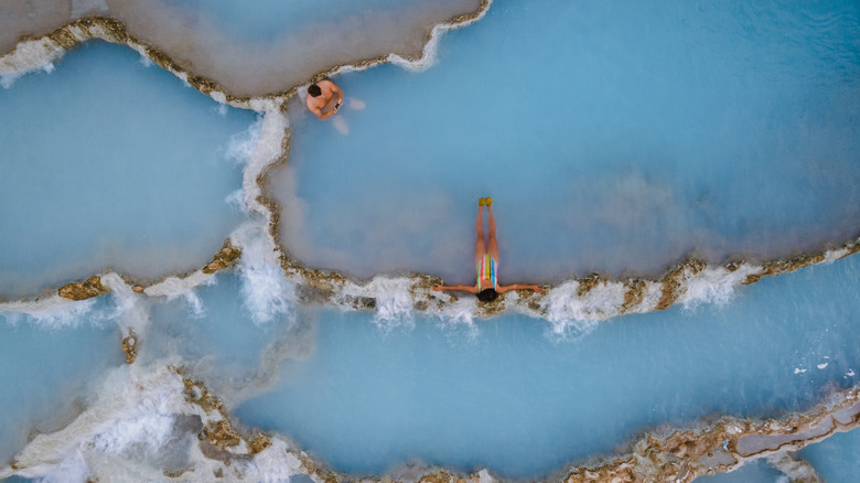 Vue aérienne des nageurs dans les sources chaudes de Saturnia d'Italie