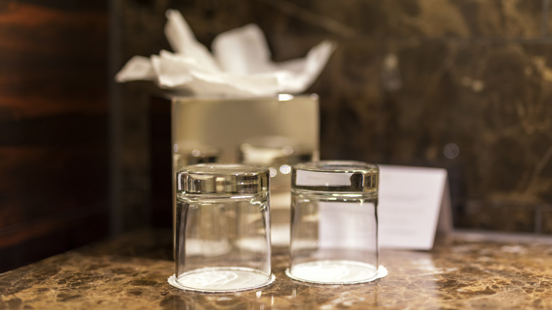 Lunettes de chambre d'hôtel sur une table