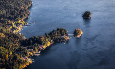 Le village canadien pittoresque du bord de mer où les montagnes, les forêts tropicales et les plages entrent en collision