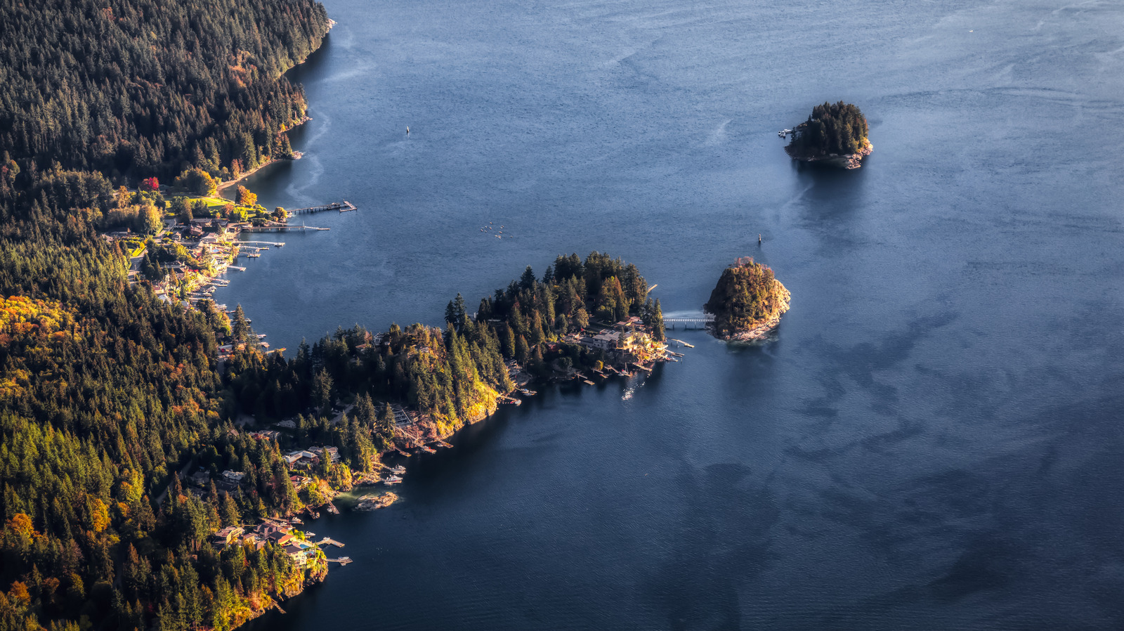 Le village canadien pittoresque du bord de mer où les montagnes, les forêts tropicales et les plages entrent en collision