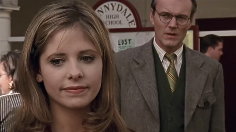 Buffy et Giles à l'extérieur de l'école à Buffy le Vampire Slayer