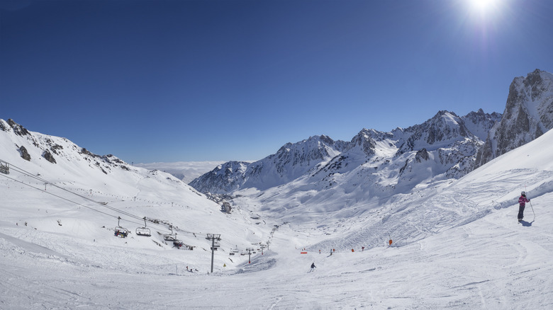 Les gens en descente skiant dans les Pyrénées françaises