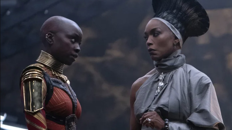 Une Dora Milaje parle à la reine Ramonda dans Black Panther: Wakanda pour toujours