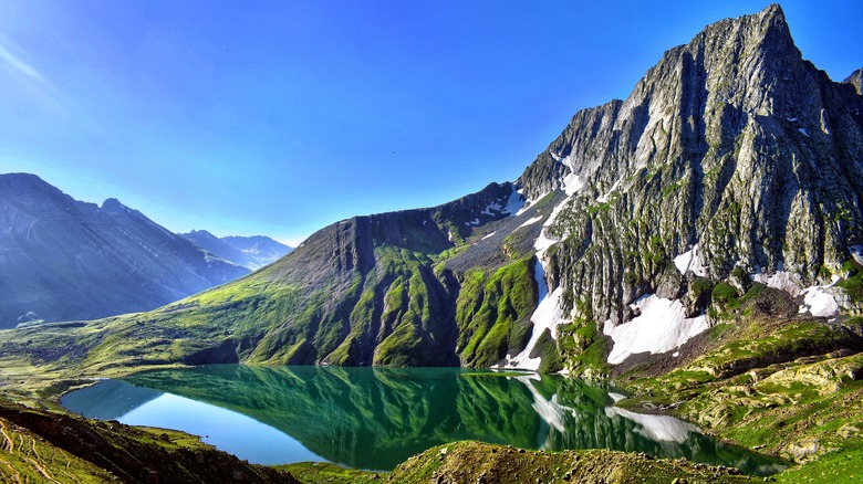 Lac Alpine au Cachemire, qui fait partie de la randonnée des Grands Lacs