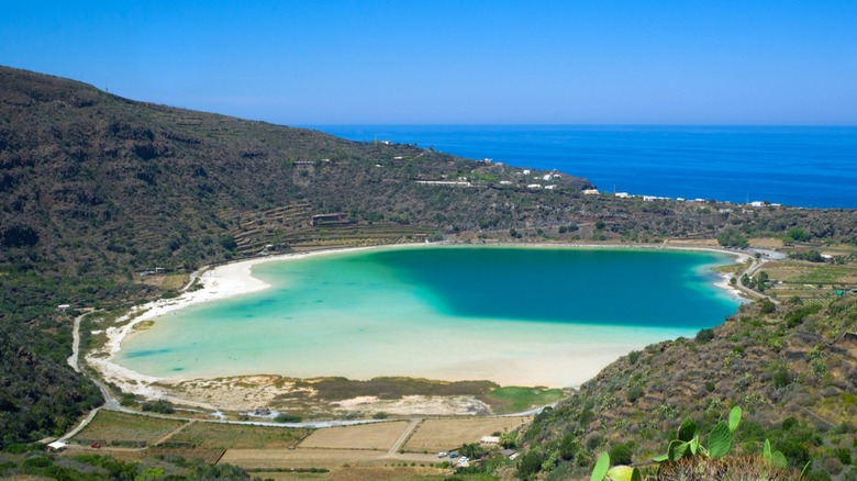 Voir sur l'Azure Lago Specchio di Venere à Pantelleria, Italie.