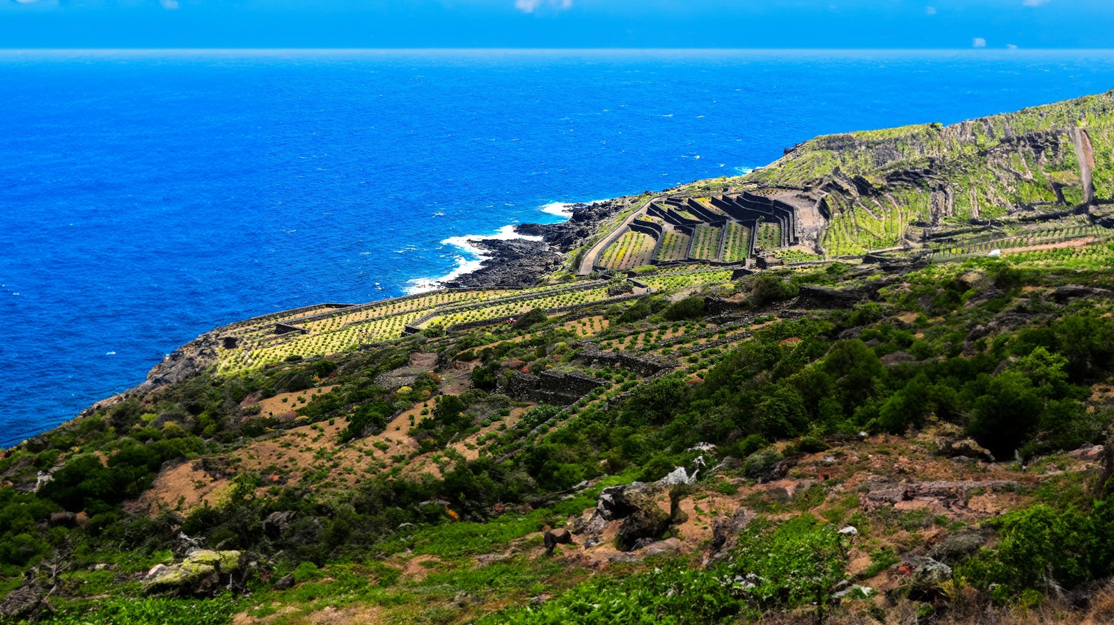 Une île italienne avec des sources chaudes de guérison est connue comme la «perle noire de la Méditerranée»