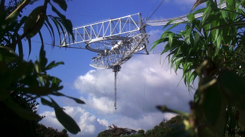 La plate-forme d'observatoire Arecibo est indiquée à travers des arbres à Goldeneye