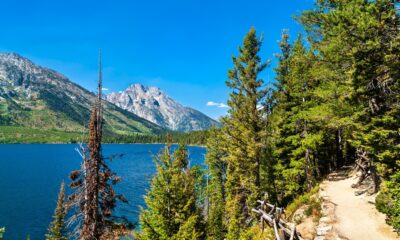 Un sentier de Premier Lake dans le parc national de Grand Teton possède des canyons, des montagnes et des cascades