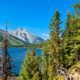 Un sentier de Premier Lake dans le parc national de Grand Teton possède des canyons, des montagnes et des cascades