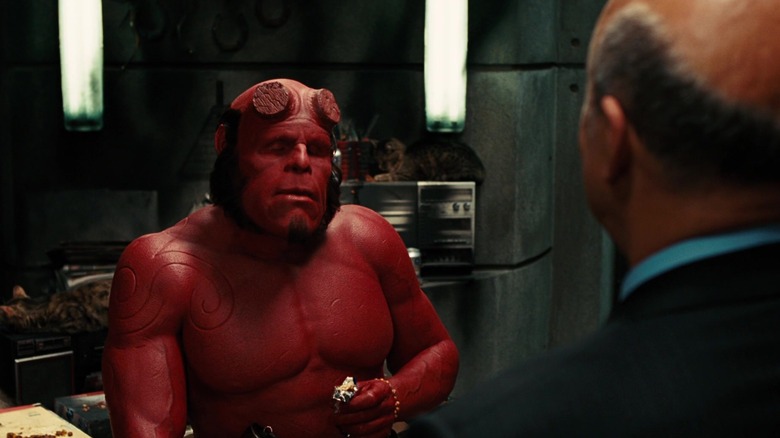 Hellboy de Ron Perlman parle à Jeffrey Tambor en tant que Tom Manning dans Hellboy II: L'armée d'or