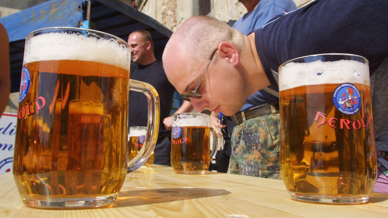 Bières dans le jardin de pub tchèque