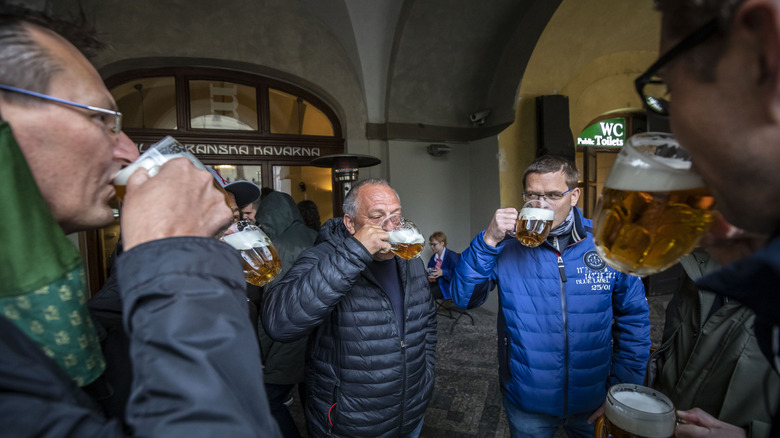 Amis buvant de la bière tchèque Prague