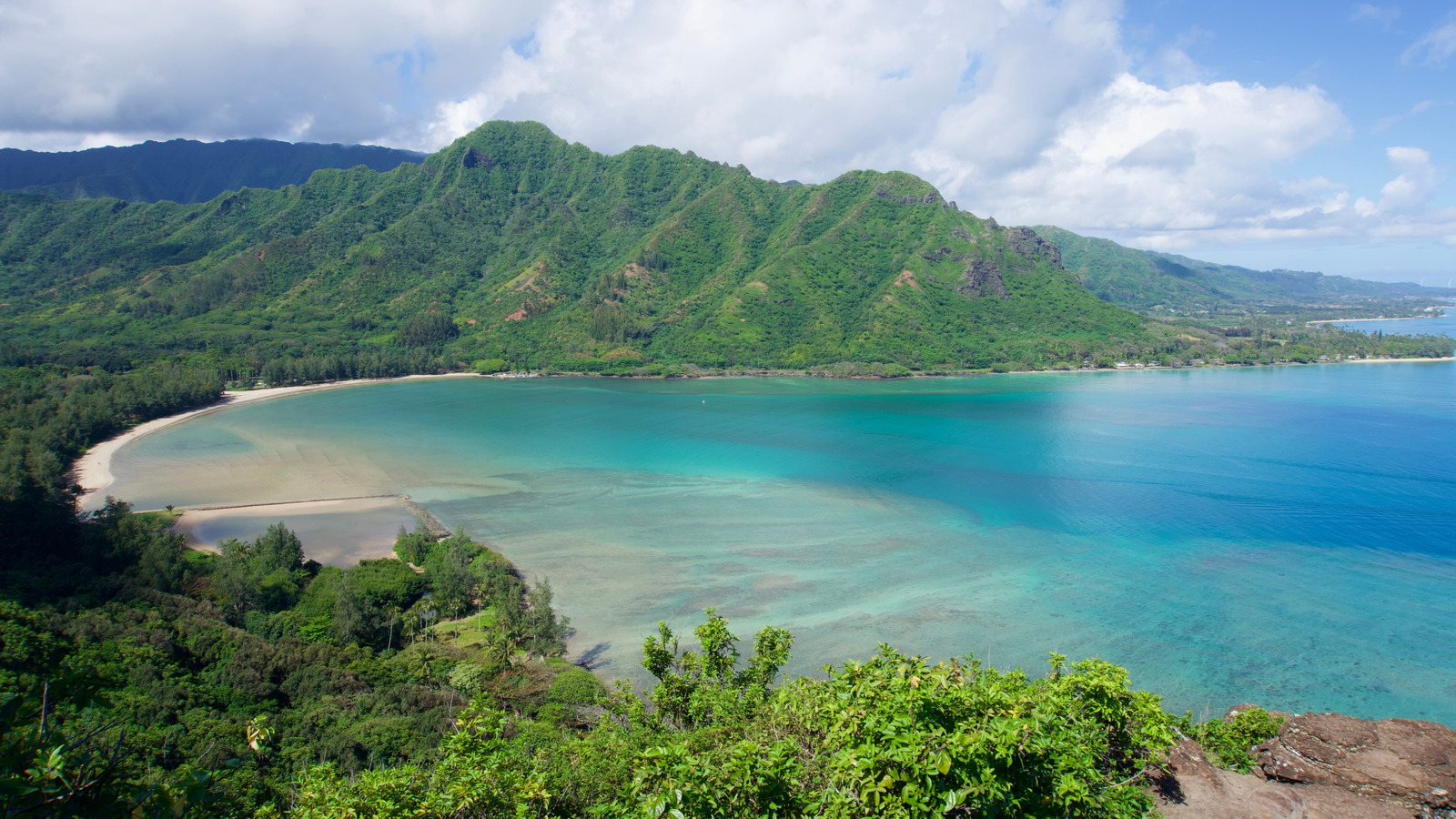 Entourez-vous de montagnes dans un parc de plage hawaïen en forme de croissant avec une beauté sans fin