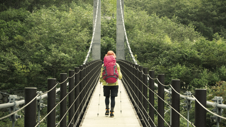 Femme traversant le pont suspendu sur le mont Hakusan