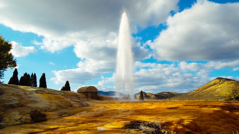 Le Soda Springs Geyser tire de l'eau dans les airs à Soda Springs, Idaho