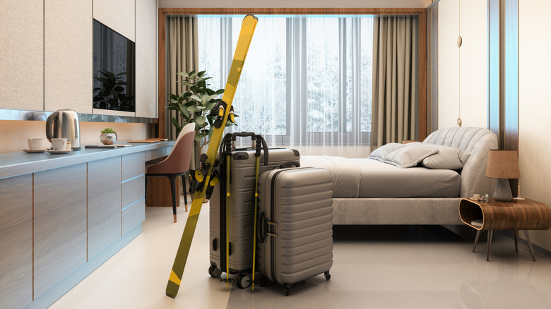 Skis et sacs dans une chambre d'hôtel