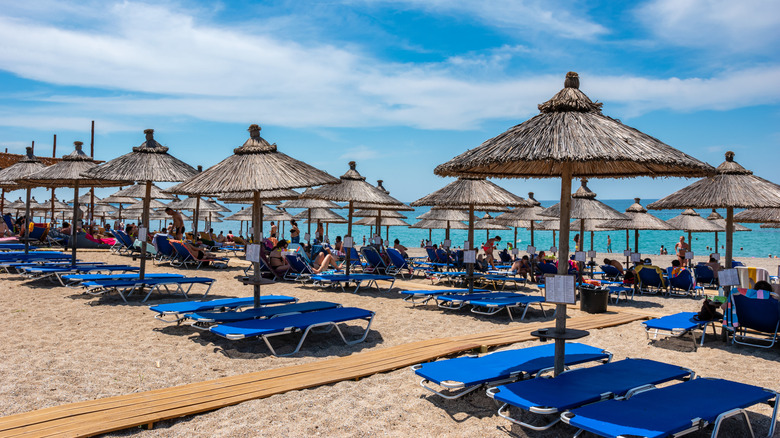 Rangée de lits de plage à preveza