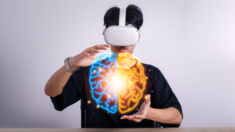 Personne portant un casque VR avec image du cerveau numérique