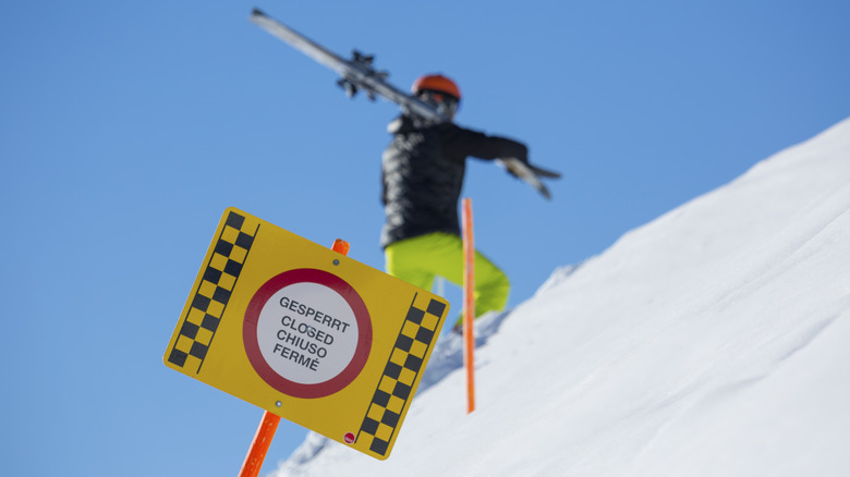 Signe fermé sur Snowy Mountain