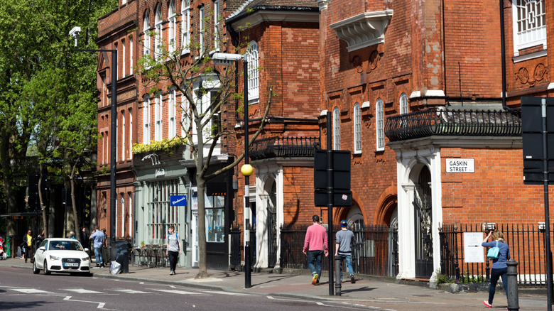 Bâtiments en briques doublant Upper Street, Islington, Londres