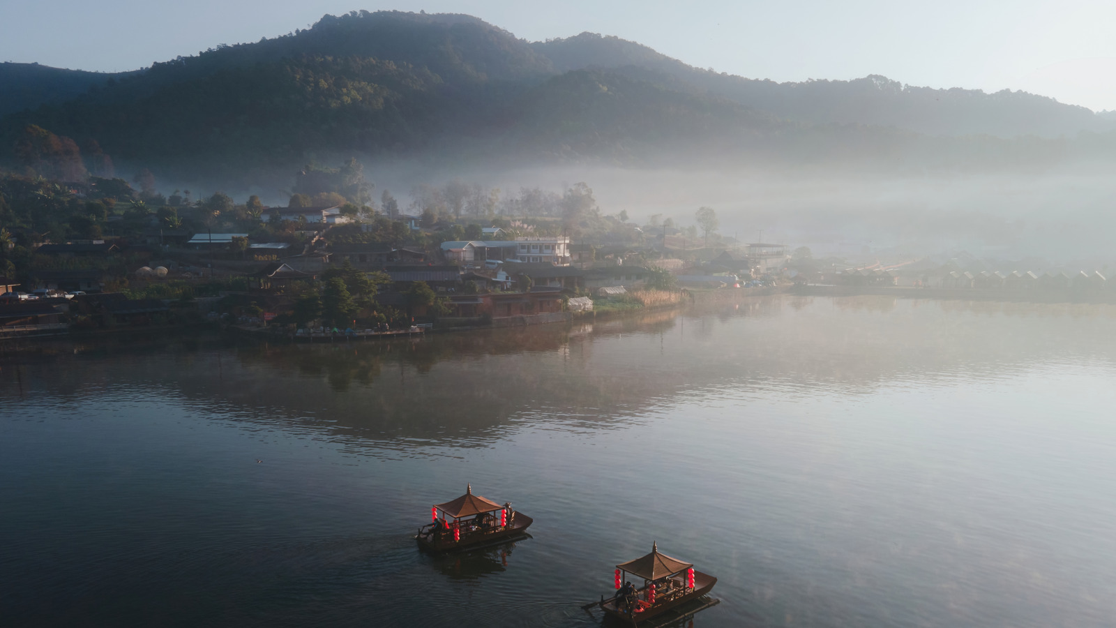 Une ville isolée en Thaïlande offre une vue imprenable sur la montagne et une sérénité sans fin