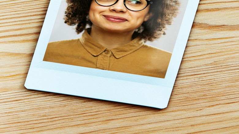 Photo imprimée de femme dans des lunettes