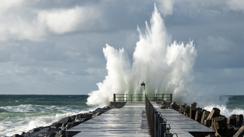 Une vague frappant le phare de Norre Vorupør au Danemark