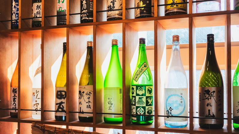 Bouteilles de saké sur les étagères dans un bar au Japon