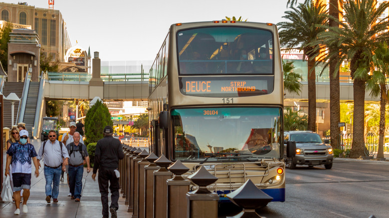 Bus le long de la rue avec des piétons