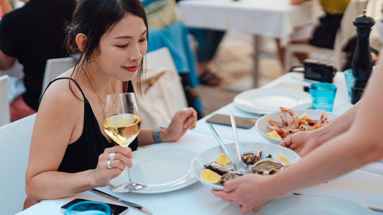 Femme recevant un repas dans un restaurant