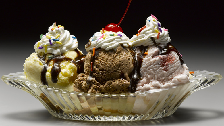 Sundae au fudge chaud avec crème fouettée et paillettes.