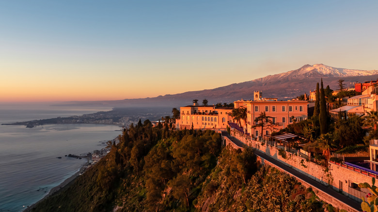 Taormina Public Gardens et Mount Etna au coucher du soleil