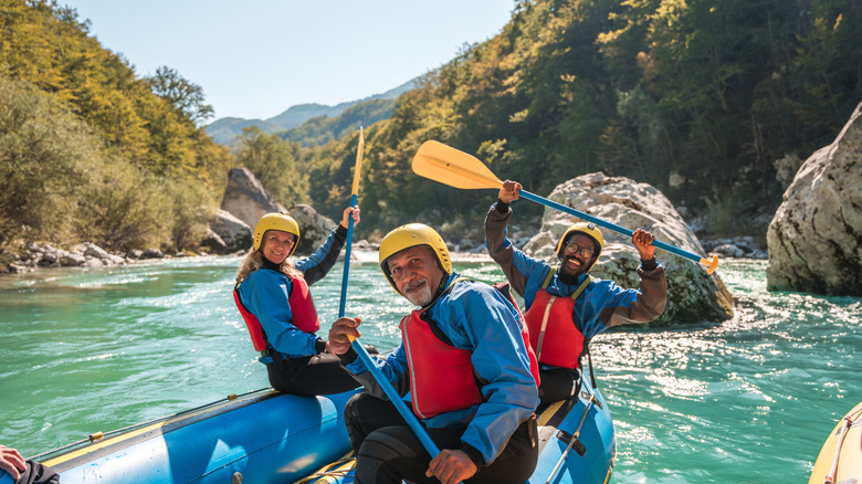 Trois personnes sur un radeau apprécient le rafting en Caroline du Nord