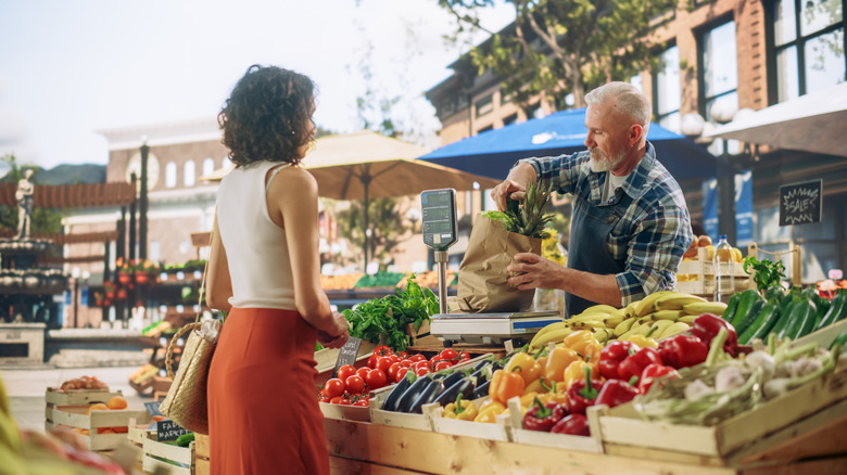 MARKET AFFICANT SALUER AVEC LE VENDEUR