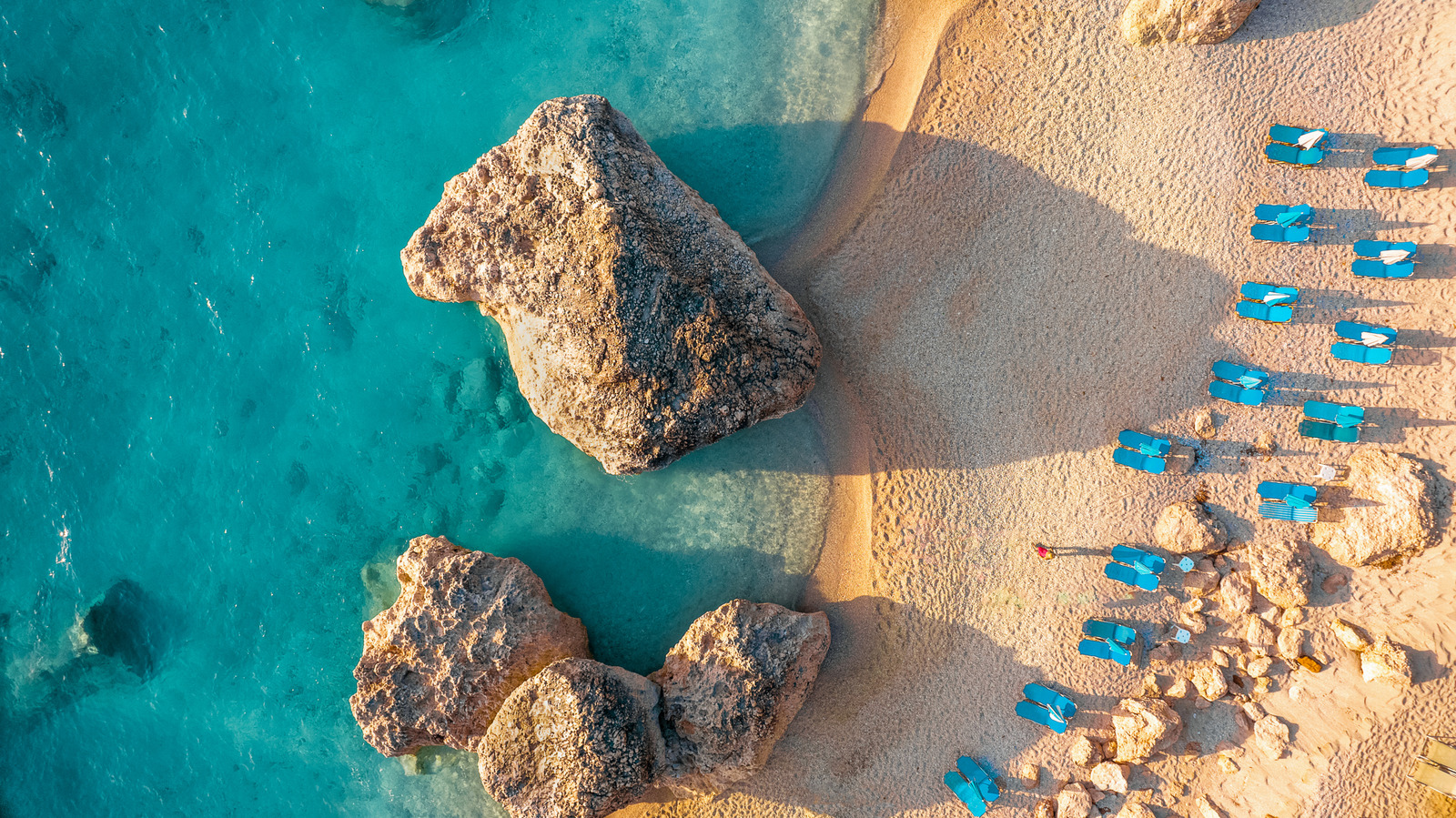 L'une des îles touristiques les plus emblématiques de la Grèce est sous la montre au milieu de l'essaim de tremblement de terre