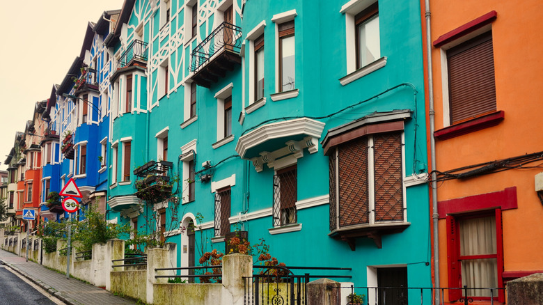 Les maisons en rangée colorées tapissent une rue à Bilbao, en Espagne.