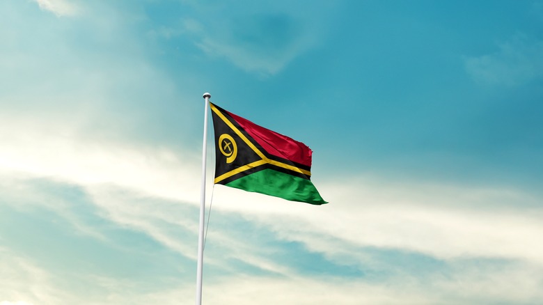 Vanuatu National Flag volant avec le ciel bleu.