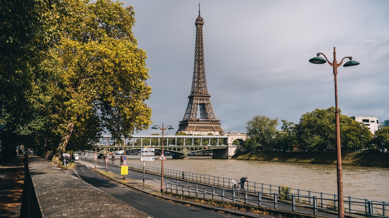 rivière, passerelle, arbres, tour Eiffel